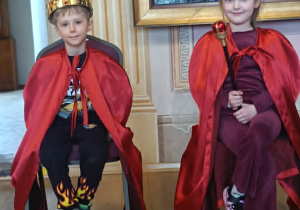 Dwoje dzieci przebranych za króla