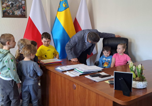 Dzieci przy biurku Prezydenta