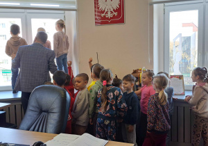 Dzieci oglądają widok z okna wiceprezedenta
