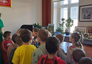 Dzieci rozmawiają z Panią Wiceprezedent