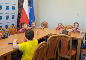 Dzieci podczas poczęstunku w urzędzie