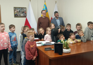 Dzieci z grupy Biedronek z Prezydentami Pabianic