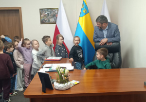 Dzieci przy biurku Pana Prezydenta
