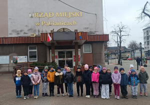 Dzieci przed Urzędem Miejskim