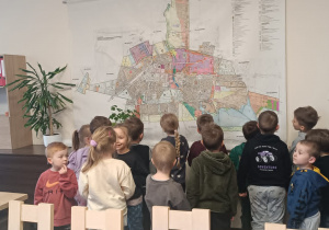 Dzieci oglądają mapę Pabianic i okolic