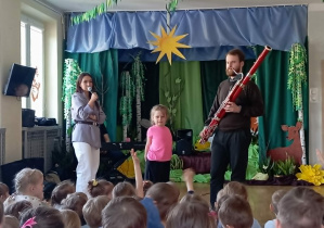 Dzieci słuchają brzmienia fagotu