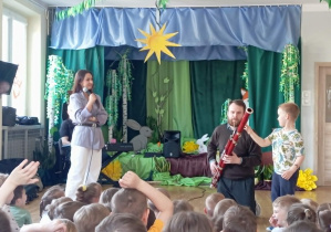 Chłopiec gra razem z muzykiem na fagocie