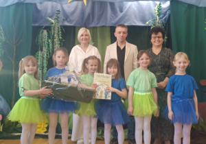 Dzieci odbierają nagrodę