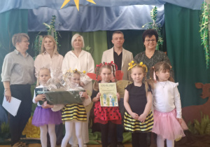 Dzieci odbierają nagrodę