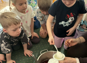 Pyszny deser w grupie Pszczółek