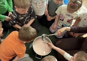 Dzieci mieszają galaretkę z jogurtem
