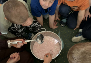 Dzieci mieszają galaretkę z jogurtem