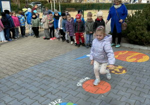 Dzieci poznają planety namalowane na chodniku