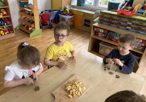 Dzieci podczas przygotowania deseru