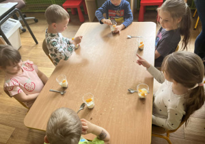 Dzieci podczas przygotowania deseru