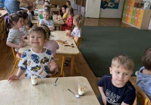 Dzieci podczas przygotowania deseru