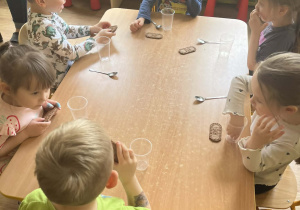 Dzieci podczas przygotowania deseru