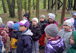 Dzieci podczas spaceru