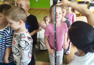 Dzieci są mierzone miarką