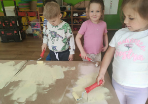 Dzieci malują karton wałkiem