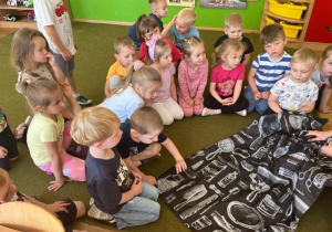 Dzieci oglądają fartuch fryzjerski