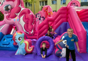 Dzieci na dmuchańcach