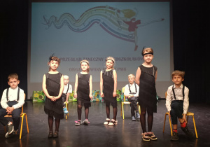 Dzieci z grupy IV na scenie