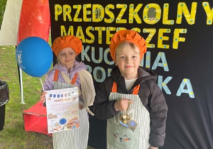 Dzieci prezentują nagrody