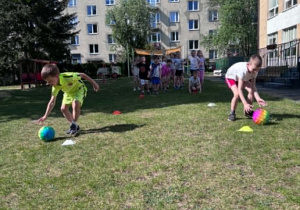 Dzieci podczas wykonywania ćwiczeń