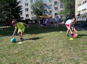Gimnastyka na świeżym powietrzu w grupie Biedronek