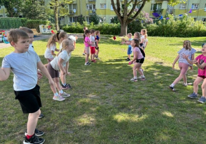 Dzieci podczas wykonywania ćwiczeń