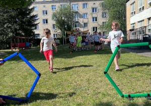 Dzieci podczas wykonywania ćwiczeń