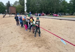 Dzieci przeciągają linę