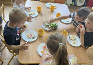 Dzieci przygotowują samodzielnie śniadanie