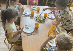 Dzieci przygotowują samodzielnie śniadanie