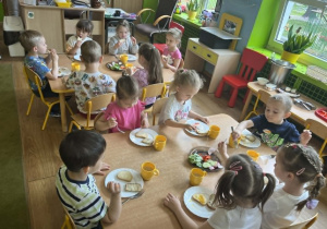 Dzieci przygotowują samodzielnie śniadanie