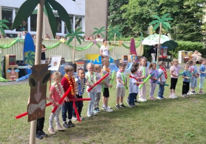 Dzieci z grupy Żabek podczas grania na instrumentach