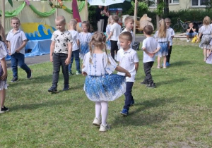 Dzieci z grupy Pszczółek podczas tańca