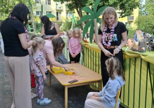Dzieci podczas robienia warkoczyków