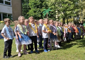Dzieci z grup młodszych podczas śpiewania piosenki