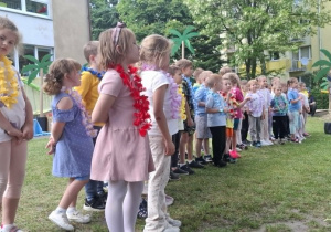 Dzieci ze starszych grup podczas śpiewania piosenki