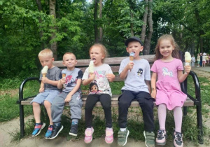 Dzieci jedzą lody