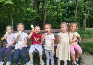 Dzieci jedzą lody