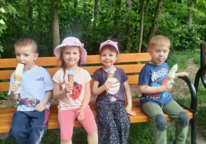 Dzieci jedzą lody