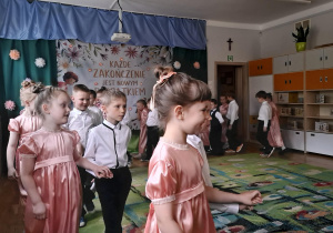 Dzieci tańczą poloneza