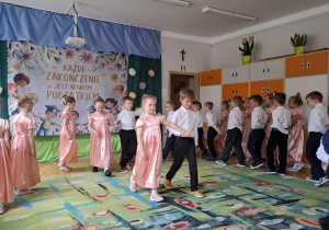 Dzieci tańczą poloneza