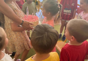 Zosia zdmuchuje świeczkę na torcie
