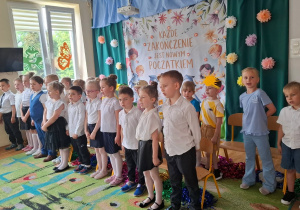 Dzieci podczas śpiewania piosenki
