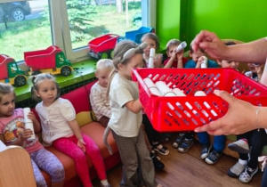 Dzieci otrymują dyplomy podróżnika