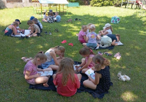 Dzieci podczas rozwiązywania zadań